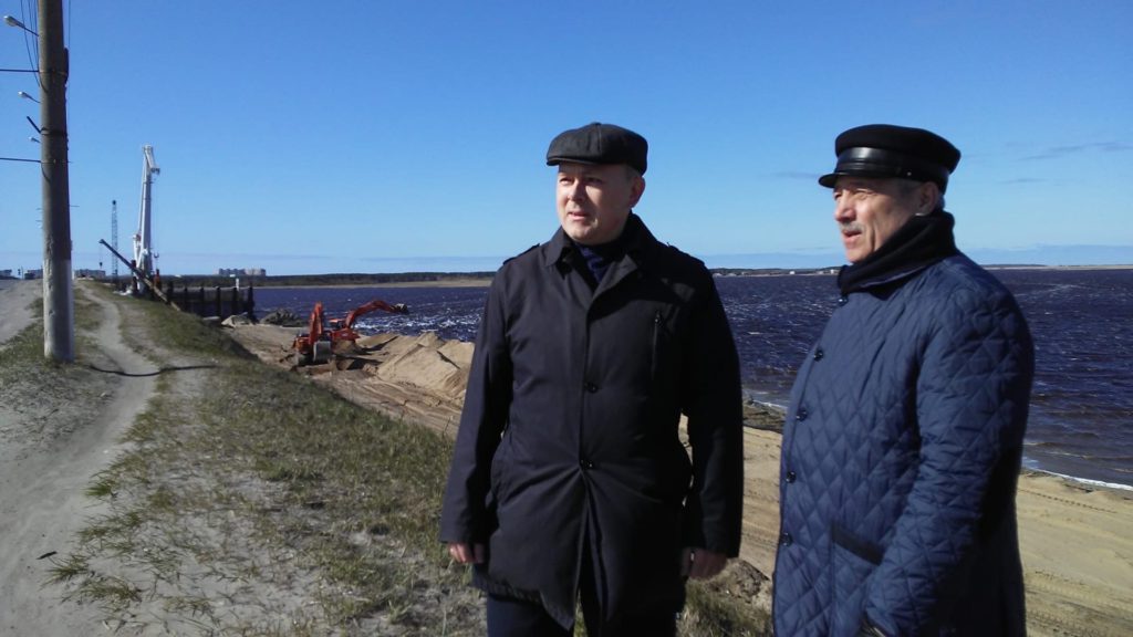 Депутаты А. Кукушкин и М. Гмырин на строительстве Ягринского моста